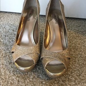 Size 7 Alfani gold sparkly heels
